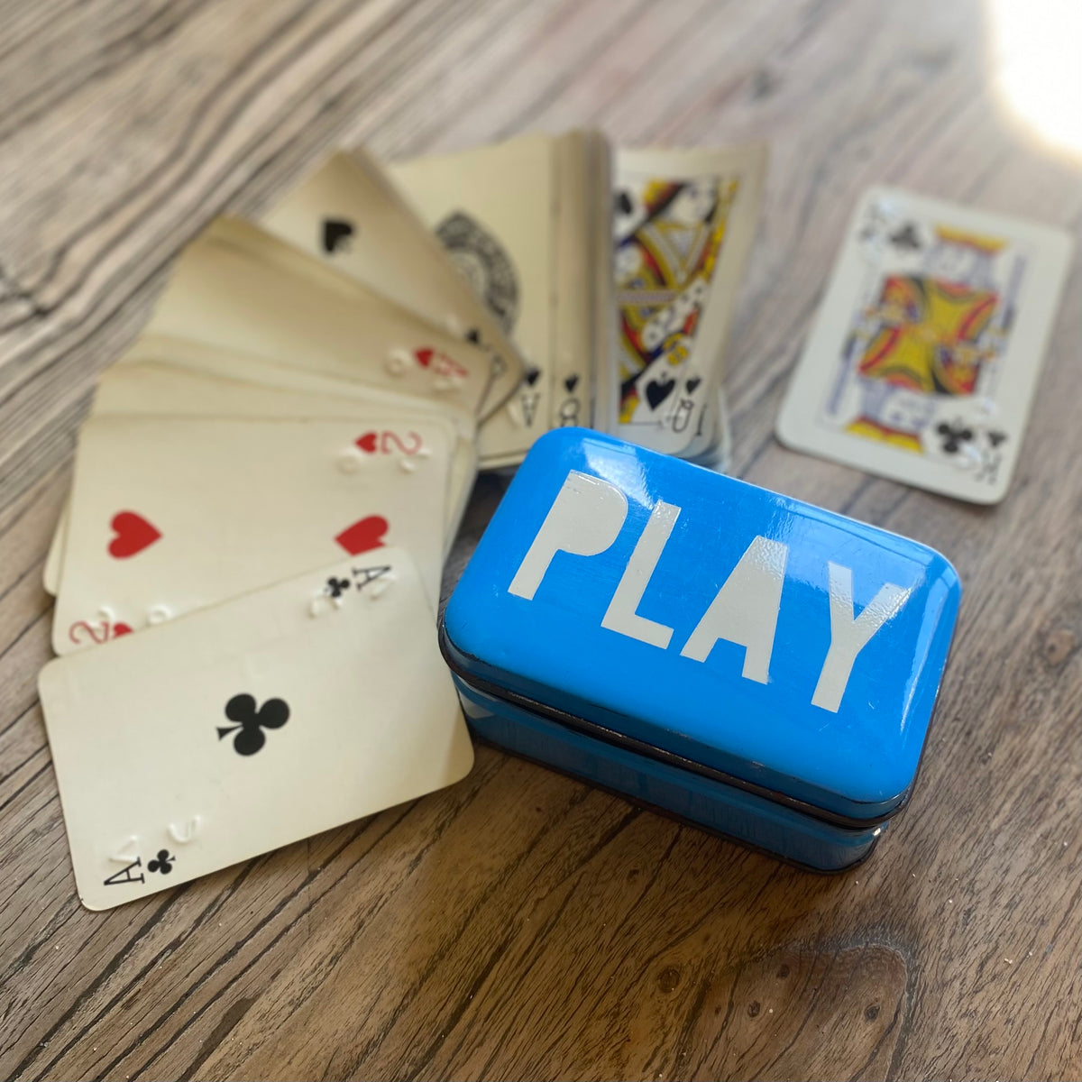 PLAY Tin of linen playing cards with braille symbols Modo Creative