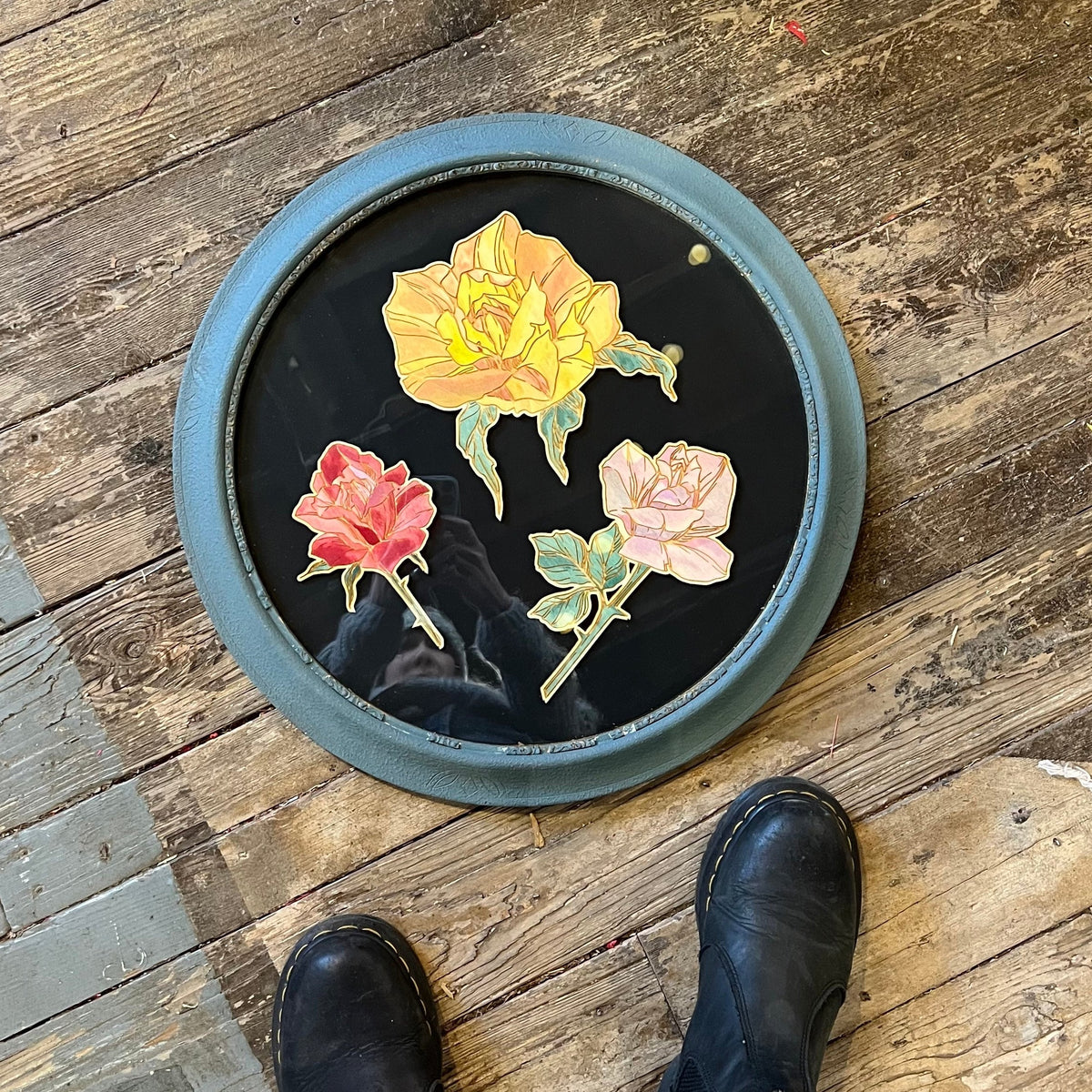 Wooden Roses in Round Vintage Frame – Modo Creative